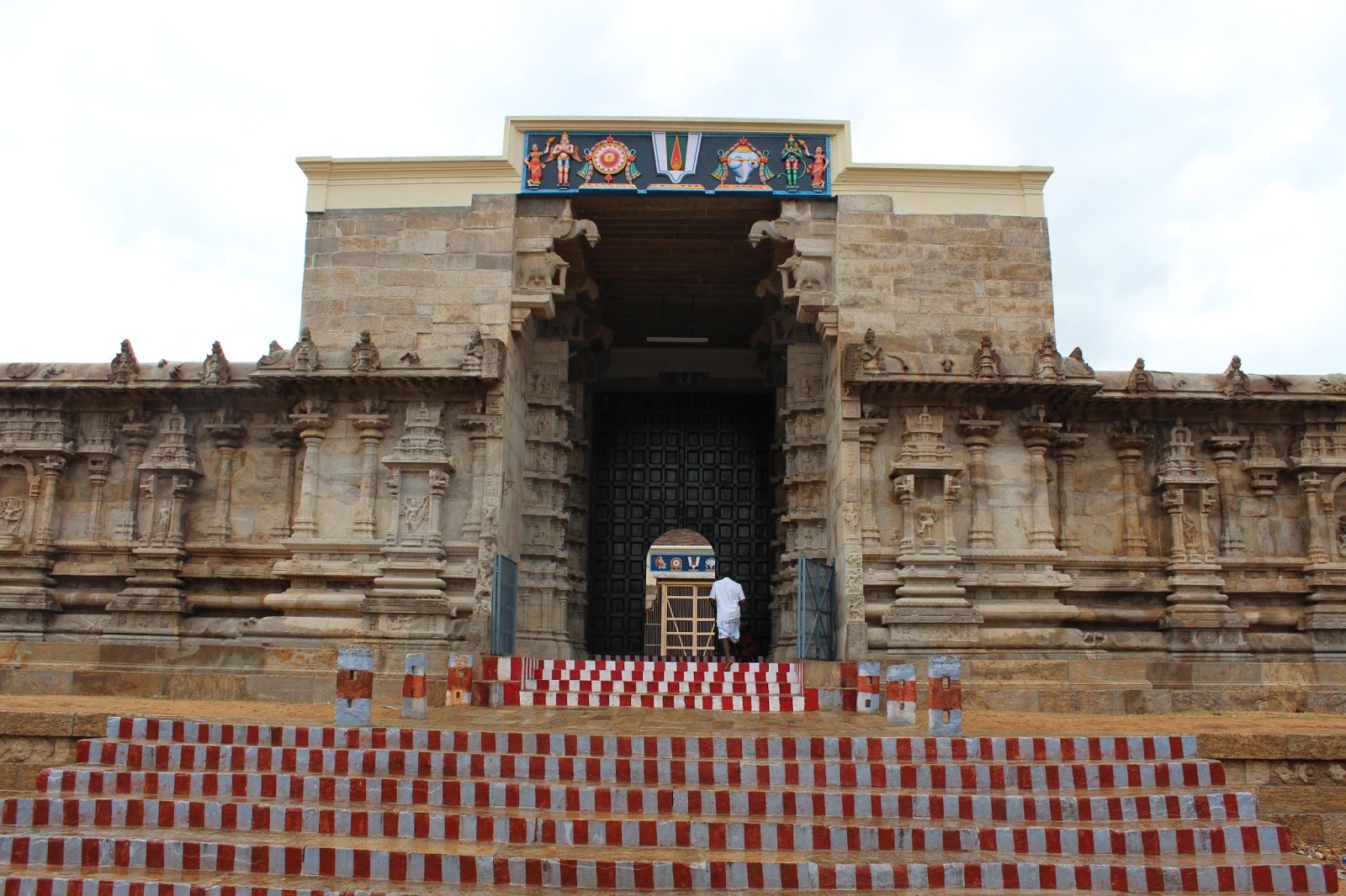 Thirukkurungudi-Temple.jpg